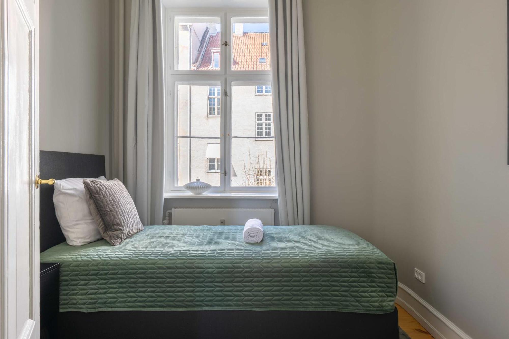 Apartment Centrally Located 3 Bedroom *
