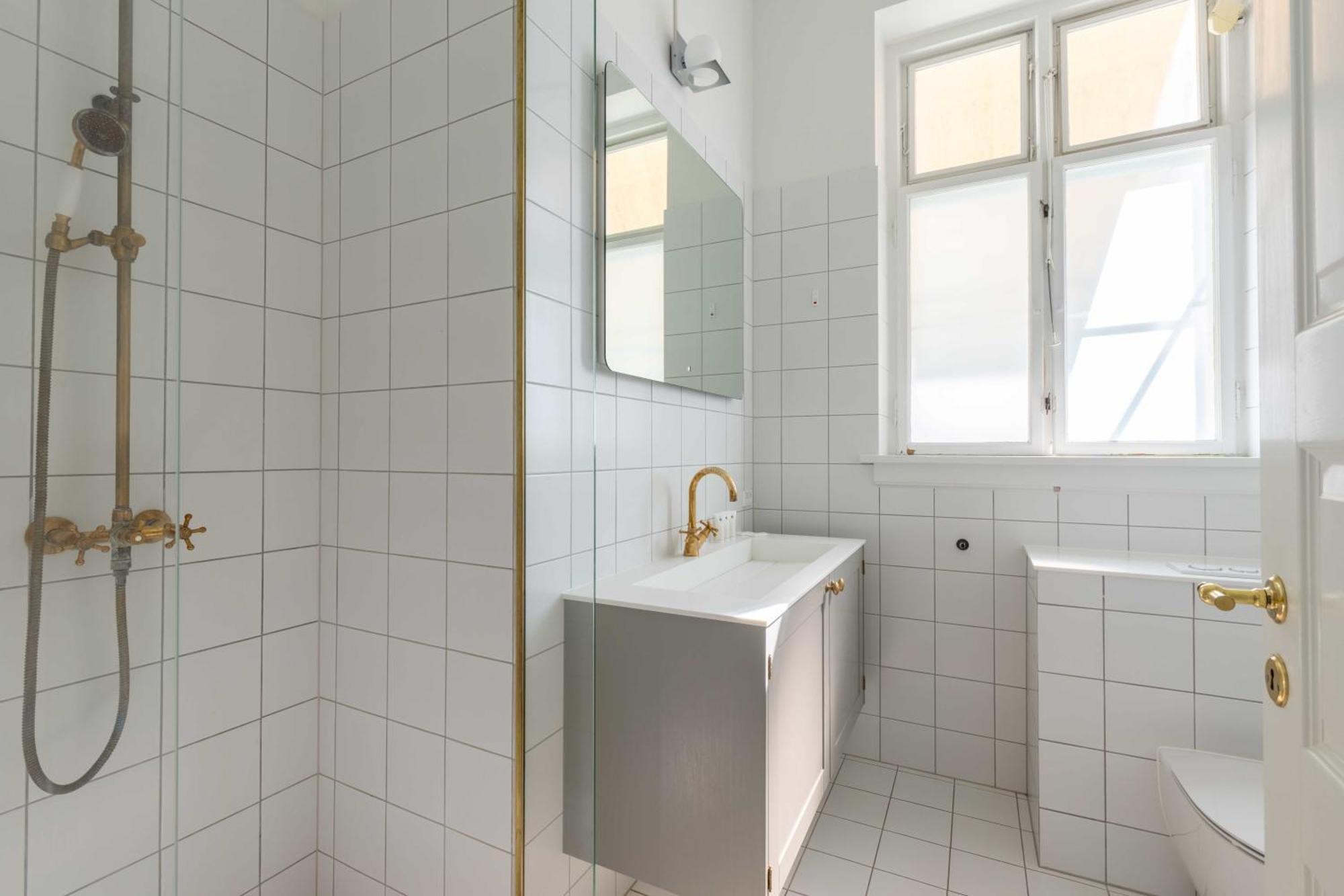 Apartment Centrally Located 3 Bedroom *
